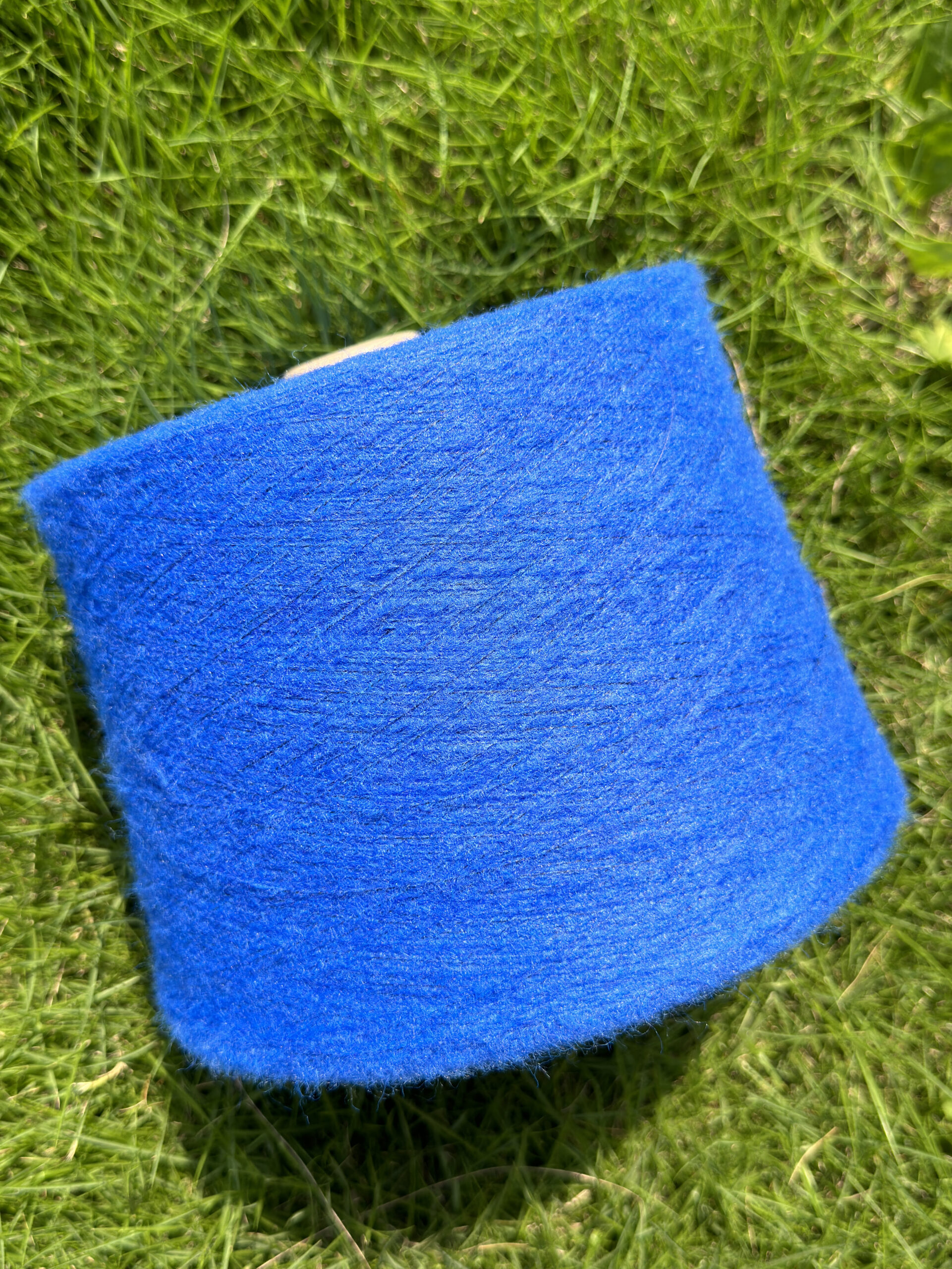 mossy yarn 1.8.8NM 44RE-POLYESTER 35ACRYLIC 9NYLON 8RWS WOOL 4SPANDEX VICTORIA BLUE