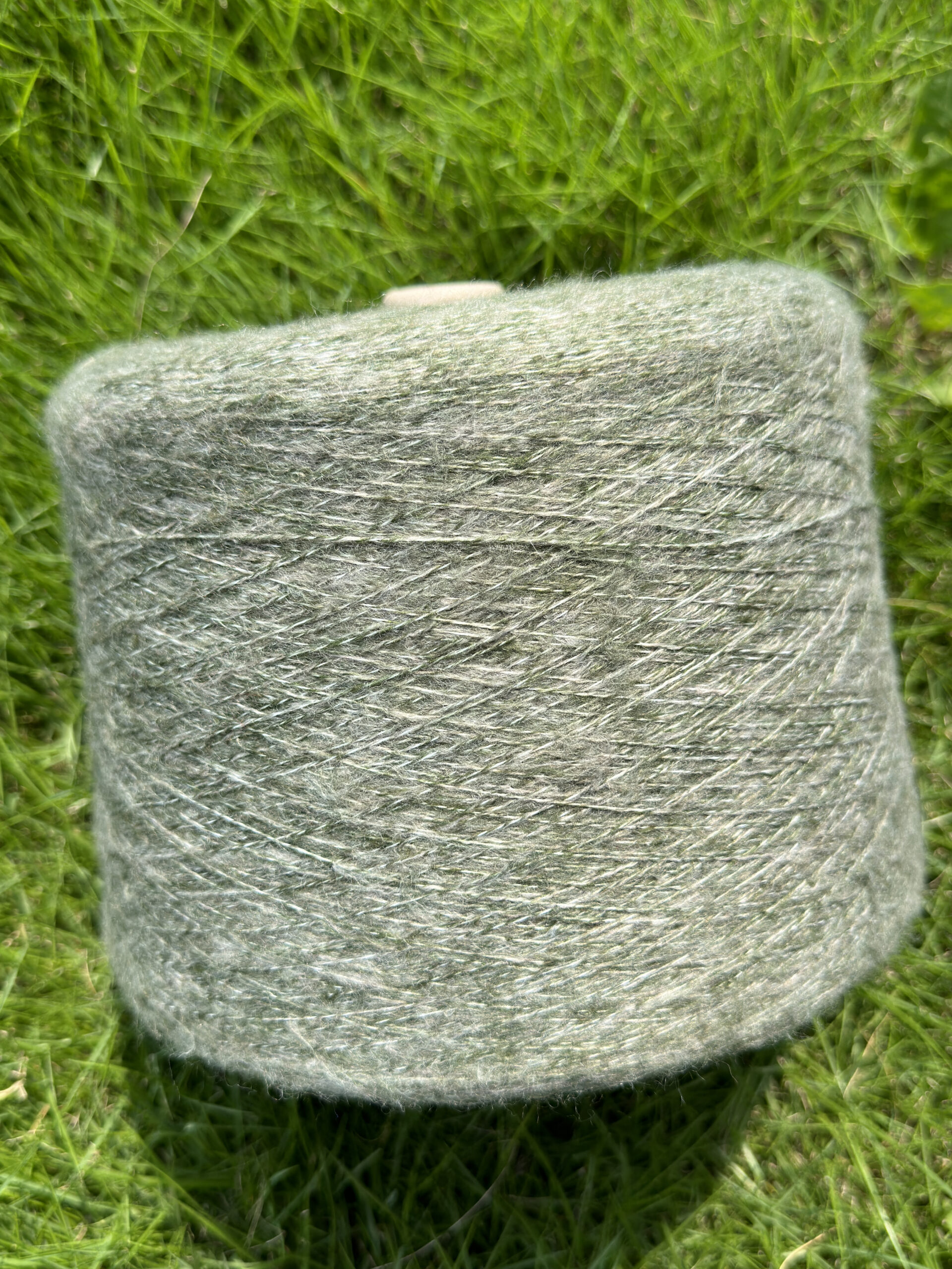 mossy yarn1.10NM 55POLYESTER 28ACRYLIC 10NYLON 5WOOL 2SPANDEX MOSSY GREEN